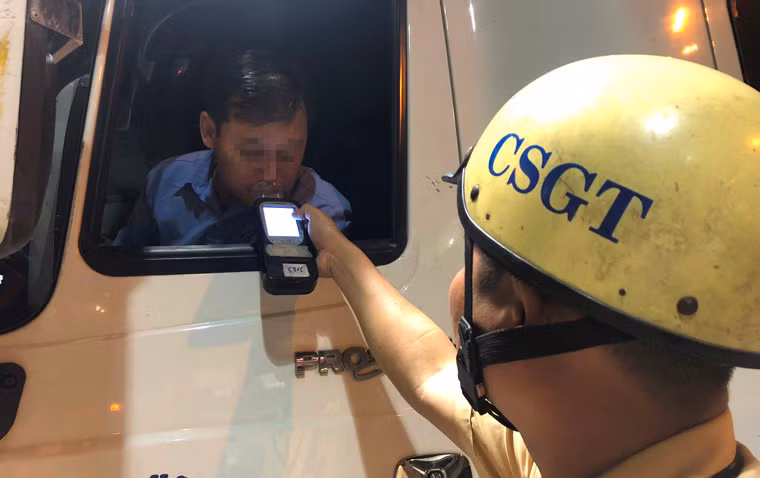 Tài xế hợp tác với tổ chuyên đề CSGT.