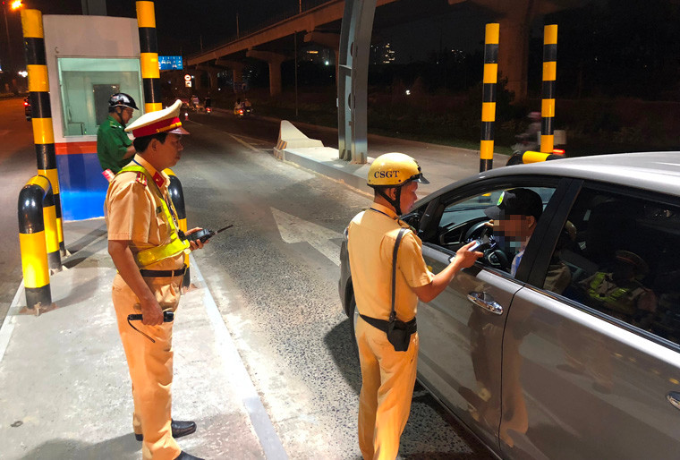Lực lượng CSGT kiểm tra nhanh nồng độ cồn các tài xế trên Xa lộ Hà Nội.