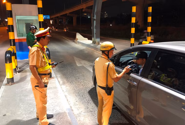 Lực lượng CSGT kiểm tra nhanh nồng độ cồn các tài xế trên Xa lộ Hà Nội.