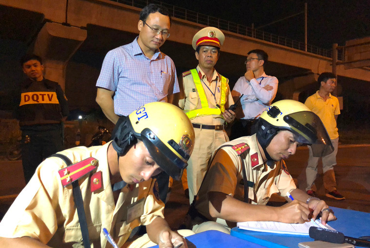 Ông Khuất Việt Hùng bày tỏ sự lo ngại khi trong những ngày Tết sắp tới, người dân sẽ có những cuộc liên hoan, tiệc tùng uống rượu bia rồi điều khiển phương tiện và nguy cơ gây ra tai nạn là rất lớn.