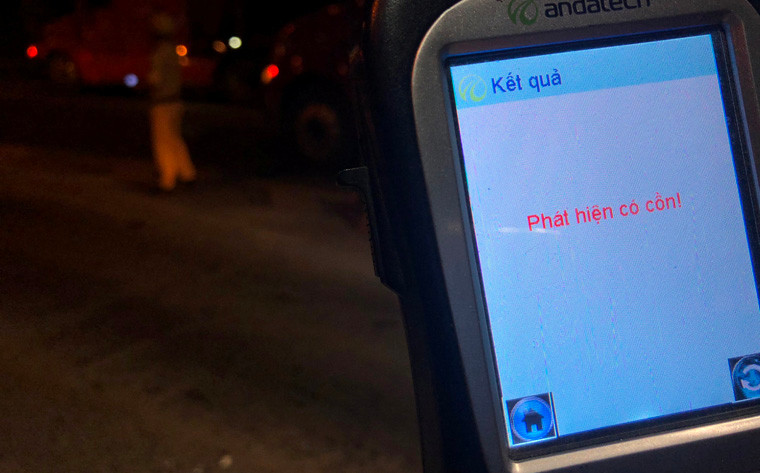 Lực lượng CSGT đã phát hiện vi phạm và lập tức tiến hành lập biên bản xử lý, tạm giữ phương tiện. 