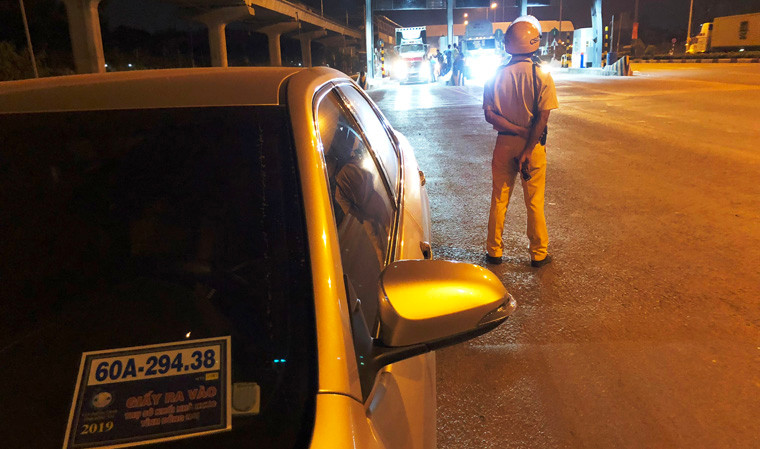 Một trường hợp khác, người đàn ông lái ô tô của một công ty bảo hiểm có trụ sở ở Đồng Nai, trên kính xe có dán giấy "ra vào trụ sở khối Nhà nước tỉnh Đồng Nai" được phát hiện vi phạm nồng độ cồn.