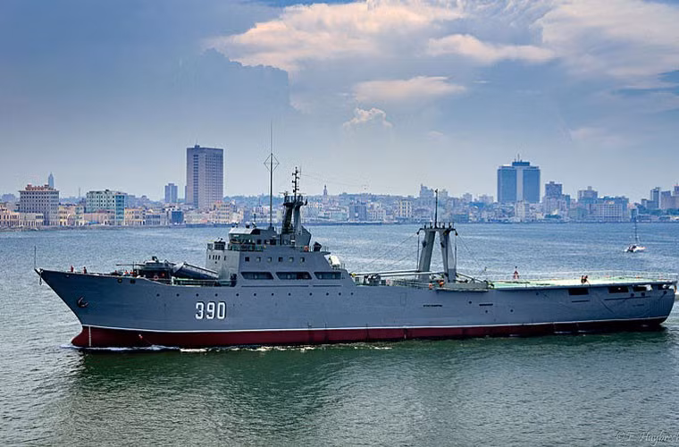 Chiến hạm lớn nhất của Cuba là chiếc Rio Damuji được trang bị pháo hạm 57mm, 2 tên lửa chống tàu P-15 Termit, pháo 25mm và súng máy. Tuy nhiên, hình dáng con tàu giống với kiểu tàu vận tải hơn là tàu chiến thực thụ. Dường như đây lại là sản phẩm cải tiến của Cuba dựa trên một loại tàu vận tải nào đó, trang bị thêm tên lửa chống tàu.