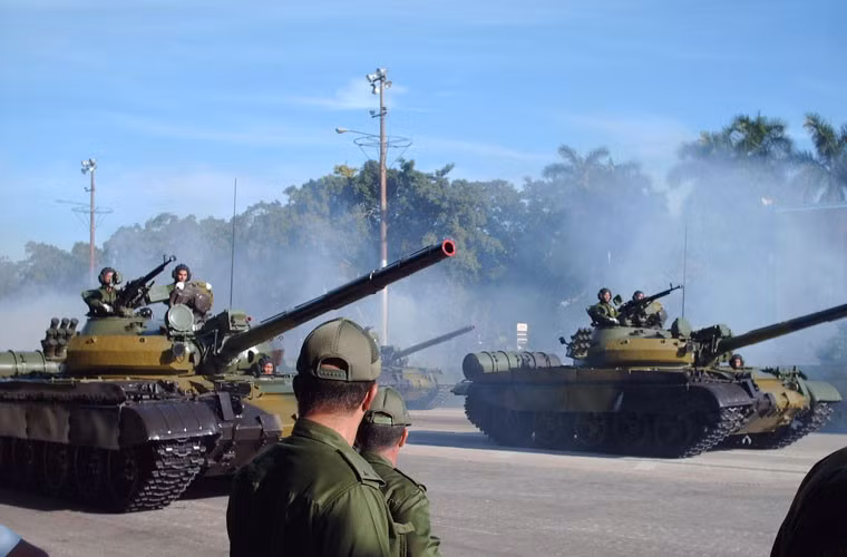Lực lượng xe tăng của Cuba hiện duy trì khoảng 500 chiếc gồm các loại: PT-76; T-54/55 và T-62 là loại hiện đại nhất (trong ảnh).