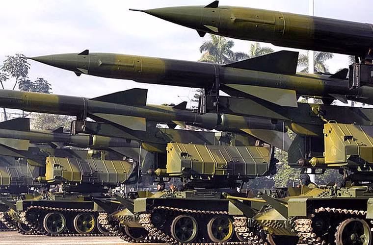 Tương tự lục quân, Cuba cũng tự cải tiến một số hệ thống tên lửa phòng không, chủ yếu là nâng cao tính cơ động. Trong ảnh là bệ phóng và đạn tên lửa S-75 Dvina lắp trên khung gầm cơ sở xe tăng T-54/55.