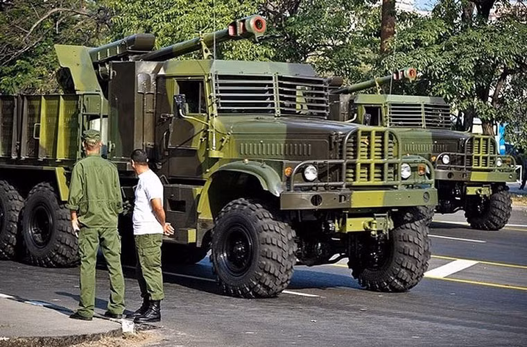 Một số khẩu pháo cũng được Cuba tự cải tiến lắp lên khung gầm xe vận tải bánh lốp biến nó thành pháo tự hành. Trong ảnh là khẩu pháo kéo D-30 122mm lắp lên thùng sau xe vận tải bánh lốp cải tiến.