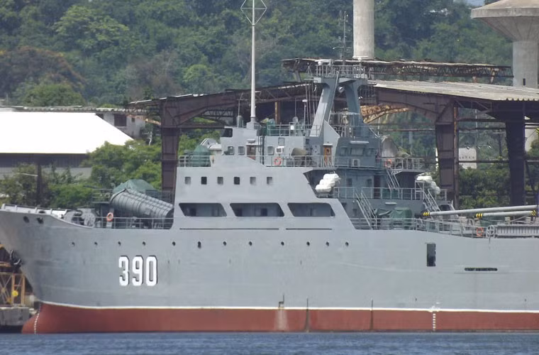 Hải quân Cuba là lực lượng nhỏ nhất trong các thành phần Lực lượng Vũ trang Cách mạng Cuba với quân số khoảng 3.000 người (gồm cả 500 lính thủy đánh bộ), trang bị khoảng 17-18 tàu các loại.