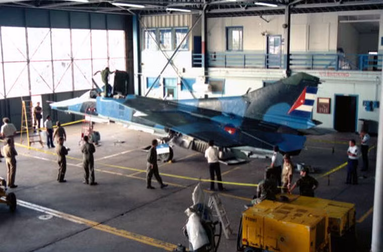 Lực lượng không quân chiến đấu của Cuba trang bị 3 loại tiêm kích chủ lực gồm: MiG-21; MiG-23 và MiG-29. Số lượng có thể lên tới hơn 100 chiếc nhưng thực tế còn sử dụng có lẽ chỉ ở mức vài chục chiếc.