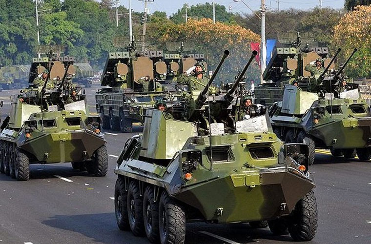BTR-60 làm khung gầm cơ sở cho pháo phòng không loại 37mm 2 nòng. Ngay phía sau là hệ thống tên lửa phòng không tầm thấp 9K33 Osa có thể diệt mục tiêu ở cự ly xa 15km, độ cao 12km. Ngoài loại này, phòng không Cuba còn có các loại tên lửa tầm thấp 9K31 Strela-1 (tầm bắn 4,2km), 9K35 Strela 10 (tầm bắn 5km); tầm trung 2K12 Kub (tầm bắn 24km); tầm xa S-75 (tầm bắn 45-60km), S-125 (tầm bắn 35km) và tên lửa vác vai.