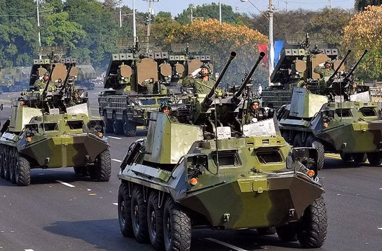BTR-60 làm khung gầm cơ sở cho pháo phòng không loại 37mm 2 nòng. Ngay phía sau là hệ thống tên lửa phòng không tầm thấp 9K33 Osa có thể diệt mục tiêu ở cự ly xa 15km, độ cao 12km. Ngoài loại này, phòng không Cuba còn có các loại tên lửa tầm thấp 9K31 Strela-1 (tầm bắn 4,2km), 9K35 Strela 10 (tầm bắn 5km); tầm trung 2K12 Kub (tầm bắn 24km); tầm xa S-75 (tầm bắn 45-60km), S-125 (tầm bắn 35km) và tên lửa vác vai.