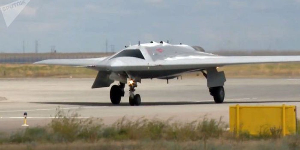 Trong khi đó, các cửa hút khí động cơ trên B-21 Raider được tích hợp vào khu vực thân máy bay, trong một nỗ lực rõ ràng nhằm tối đa hóa hiệu suất tàng hình.