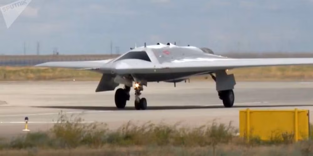 Trong khi đó, các cửa hút khí động cơ trên B-21 Raider được tích hợp vào khu vực thân máy bay, trong một nỗ lực rõ ràng nhằm tối đa hóa hiệu suất tàng hình.