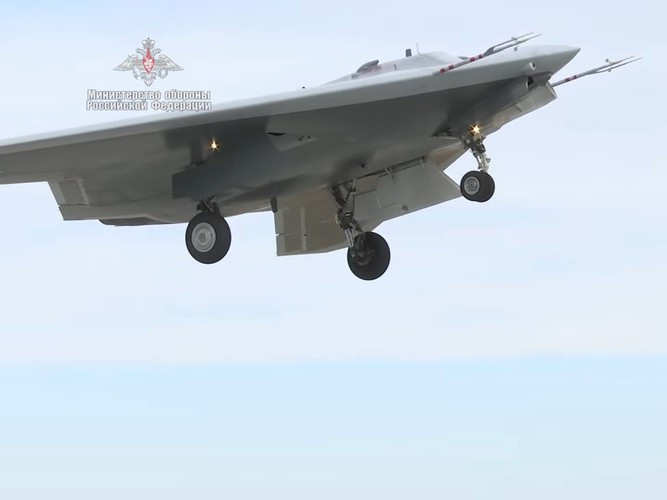 Thực tế là UAV Nga được chế tạo bằng vật liệu hấp thụ sóng vô tuyến. Cấu trúc thân của nó có phần gợi nhớ đến máy bay chiến đấu tàng hình F-117 NightHawk trước đó của Mỹ.