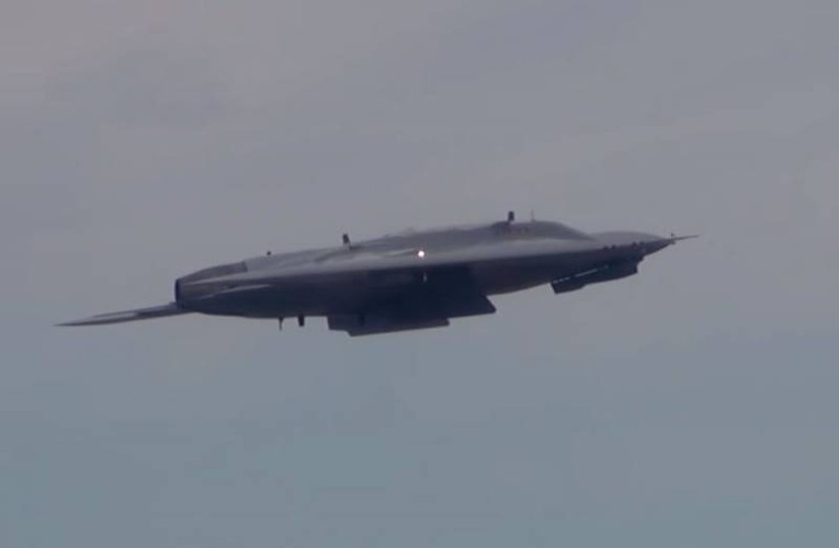 Phần thân của chiếc Okhotnik có một loạt các lỗ chưa rõ chức năng bố trí bên ngoài ở phần đầu máy bay, các cấu trúc nhô ra ở phía dưới và một ống xả lớn được đặt ở phía sau.