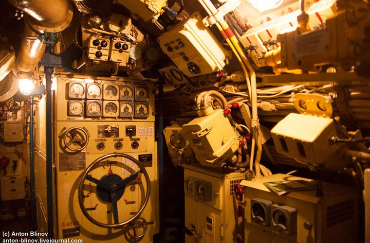 Mặc dù đã trải qua một cuộc nâng cấp lớn vào giữa những năm 2000, nhưng máy móc trong tàu vẫn đậm chất công nghệ những năm 1960-1970.