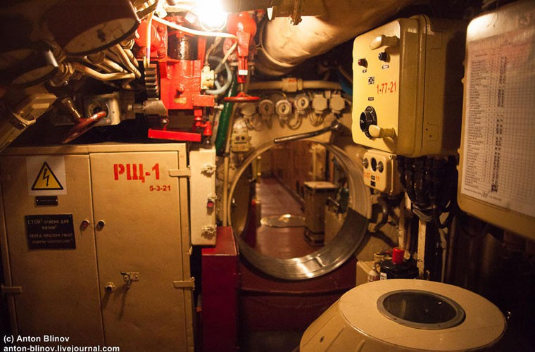 Một cánh cửa thông giữa các buồng tàu ngầm.