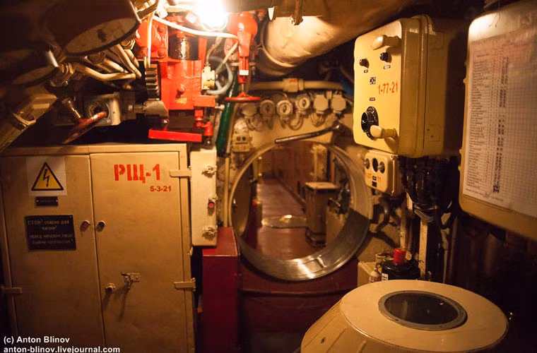 Một cánh cửa thông giữa các buồng tàu ngầm.