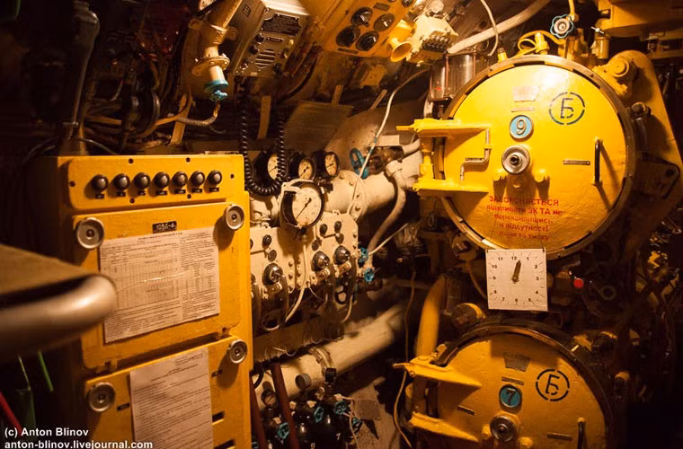 Con tàu được trang bị tới 10 ống phóng ngư lôi cỡ 533mm với 6 trước được bố trí ở trước mũi và 4 bố trí ở đuôi. Trong ảnh là 2 ống phóng số 7-9 đặt ở đuôi tàu.