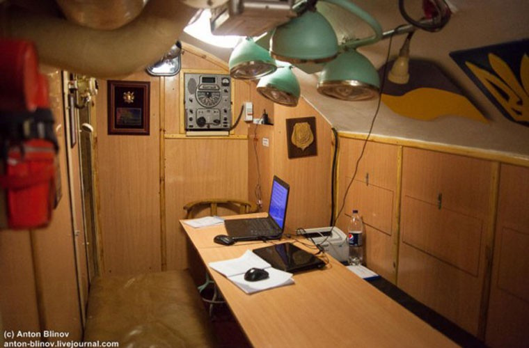 Tàu ngầm Zaporizhzhia đã bị loại biên chế Hải quân Nga trong năm 2014, nhưng hiện có vẻ như nó vẫn được duy trì. Không gian trong ảnh là ví dụ rõ nét, 2 laptop của thủy thủ đặt trong buồng sinh hoạt.