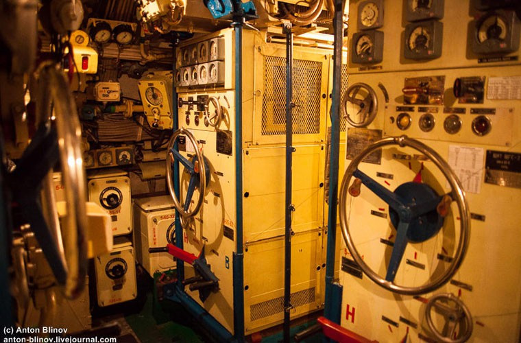 Trên các buồng điều khiển của tàu ngầm độc nhất Hải quân Ukraine chi chít đồng hồ, các cần xoay...