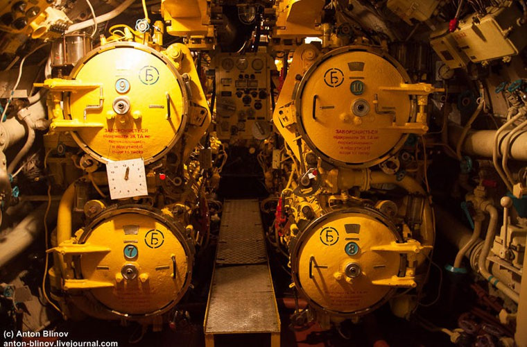 Gần đây, một nhóm phóng viên đã lần đầu tiên được tiếp cận và khám phá nội thất, không gian một trong những tàu ngầm cổ nhất thế giới còn hoạt động. Trong ảnh, khoang phóng ngư lôi tàu ngầm Zaporizhzhia.