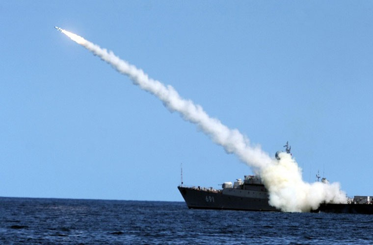 Tuy nhiên, “vỏ quýt dày có móng tay nhọn”, người Nga có thể không mạnh về tàu sân bay nhưng họ lại “vô đối” về tên lửa chống hạm. Hải quân Nga hiện sở hữu rất nhiều loại tên lửa chống hạm tốc độ siêu âm, cận âm hoàn toàn có thể nhấn chìm hạm đội tàu sân bay khổng lồ trong vài giờ.