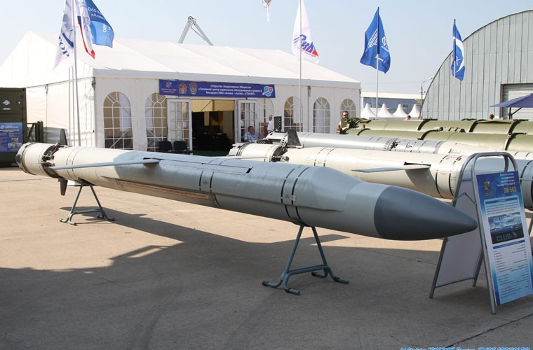 Ngoài P-800, nền công nghiệp quốc phòng Nga đã phát triển thành công tổ hợp tên lửa hành trình đa năng Kalibr (biến thể xuất khẩu là Klub) có thể tích hợp trên hàng loại nền tàng như tàu chiến, tàu ngầm, bệ phóng mặt đất, tàu hỏa… tấn công tiêu diệt các loại tàu chiến, căn cứ kho tàng bến bãi, tàu ngầm…