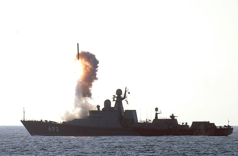 Điều đặc biệt nhất, tổ hợp Kalibr nói chung và đạn 3M-54 nói riêng có thể tích hợp trên nhiều loại tàu chiến từ cỡ 500 tấn trở lên. Điều đó cho phép người Nga thi triển chiến thuật tác chiến phi đối xứng, nghĩa là dùng đội tàu nhỏ mang 3M-54 diệt cả hạm đội tàu sân bay. Một chiến thuật giá rẻ, nhưng hiệu quả cao, ngang ngửa thậm chí là hơn nếu dùng đội tàu lớn đối đầu.