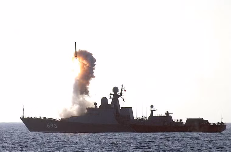 Điều đặc biệt nhất, tổ hợp Kalibr nói chung và đạn 3M-54 nói riêng có thể tích hợp trên nhiều loại tàu chiến từ cỡ 500 tấn trở lên. Điều đó cho phép người Nga thi triển chiến thuật tác chiến phi đối xứng, nghĩa là dùng đội tàu nhỏ mang 3M-54 diệt cả hạm đội tàu sân bay. Một chiến thuật giá rẻ, nhưng hiệu quả cao, ngang ngửa thậm chí là hơn nếu dùng đội tàu lớn đối đầu.