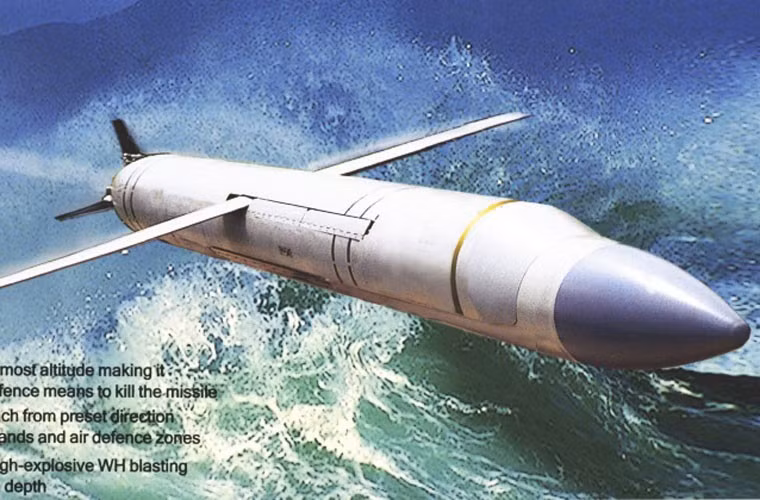 Trong số các loại đạn được trang bị cho tổ hợp Kalibr thì 3M-54 là vũ khí chống tàu mạnh mẽ nhất với chiều dài 8,22m, mang đầu đạn 200kg, tầm bắn 440-660km, tốc độ hành trình siêu âm Mach 2,9.