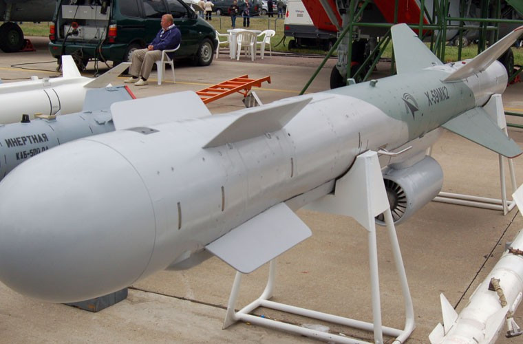 Hải quân Mỹ sẽ không chỉ bị bủa vây bởi đội tàu trên mặt nước mà sẽ còn phải lo đối phó với vũ khí hàng không chống hạm mạnh mẽ. Điển hình là tên lửa hành trình chống hạm Kh-59MK nặng gần 1 tấn, mang đầu nổ 320kg, tầm bắn 285km, tốc độ cận âm, trang bị radar chủ động sóng mm.