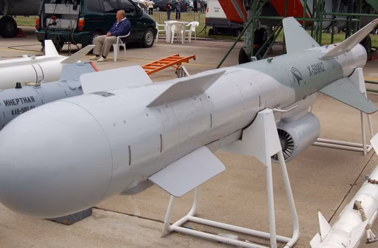 Hải quân Mỹ sẽ không chỉ bị bủa vây bởi đội tàu trên mặt nước mà sẽ còn phải lo đối phó với vũ khí hàng không chống hạm mạnh mẽ. Điển hình là tên lửa hành trình chống hạm Kh-59MK nặng gần 1 tấn, mang đầu nổ 320kg, tầm bắn 285km, tốc độ cận âm, trang bị radar chủ động sóng mm.