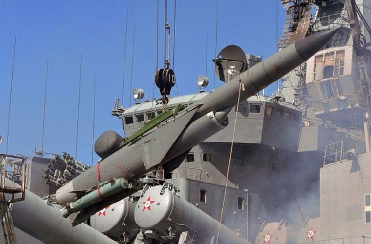 Sẽ là thiếu sót nếu như không nhắc tới tổ hợp tên lửa hành trình chống hạm P-500 Bazalt được trang bị trên các tàu tuần dương lớp Slava. Đây là loại vũ khí diệt hạm hùng mạnh nhất được thiết kế chuyên biệt cho nhiệm vụ tiêu diệt cả hạm đội tàu sân bay. Tên lửa nặng tới 4,5 tấn, mang đầu đạn nặng gần 1 tấn hoặc đầu đạn hạt nhân 350 kiloton, tầm bắn 550km.