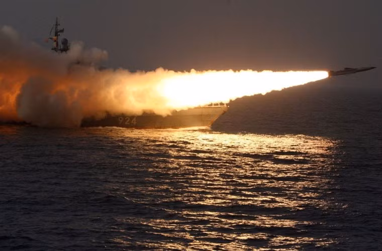 Các chuyên gia phương Tây phải thừa nhận sức mạnh của P-270 Moskit. Tốc độ bay pha cuối có thể đạt 2800km/h, gấp 3 – 4 lần tên lửa hiện hành của phương Tây, đặc biệt là độ cao bay trong giai đoạn tấn công đoạn cuối thấp nhất có thể giảm xuống 1,2m, gần như bay chạm sóng, khiến cho radar của tàu bị tấn công rất khó phát hiện, ngay cả khi phát hiện cũng không có thời gian phóng tên lửa đánh chặn. Và uy lực thực tế của tên lửa Moskit gấp 2 lần tên lửa Harpoon và gấp 3 lần tên lửa Exocet. Đáng lưu ý, Moskit có thể tích hợp trên nhiều loại tàu chiến, từ cỡ 500 tấn tới 6.000-7.000 tấn.