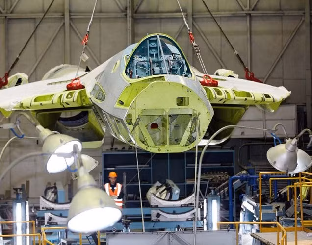 Những bức ảnh vừa được truyền thông Nga đăng tải cho thấy dây chuyền lắp ráp tiêm kích Su-57 đã hoạt động trở lại sau thời gian dài phải tạm ngưng nhằm tìm ra sự cố khiến chiếc Su-57 chế tạo hàng loạt đầu tiên rơi ngay trong chuyến bay thử nghiệm.