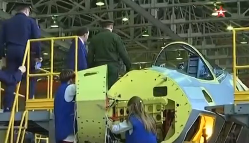 Theo trang Avia-pro, hai bức ảnh đầu tiên được công bố về chiếc tiêm kích tàng hình Su-57 tiếp theo đã làm phát sinh một số câu hỏi từ các chuyên gia liên quan đến thiết kế của máy bay chiến đấu này.