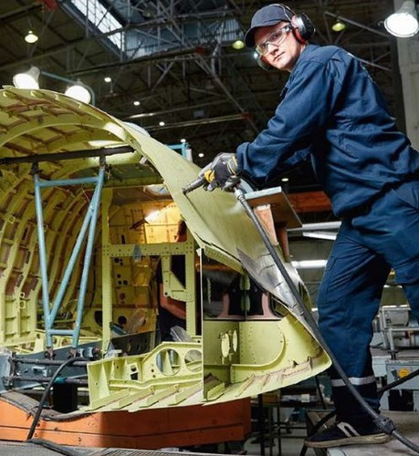 Chiếc Su-57 thứ hai thuộc lô sản xuất hàng loạt đầu tiên hiện mới chỉ ở dạng khung thân, sẽ còn rất nhiều việc để hoàn thiện nó, tuy nhiên ngay lúc này một số khiếm khuyết của chiếc chiến đấu cơ nói trên đã được chỉ ra.