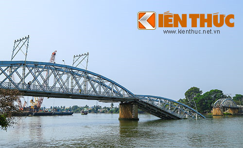 Một nhịp cầu Ghềnh bị sà lan tông sập năm 2016.