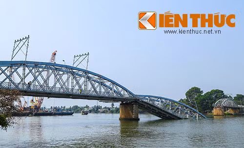 Một nhịp cầu Ghềnh bị sà lan tông sập năm 2016.