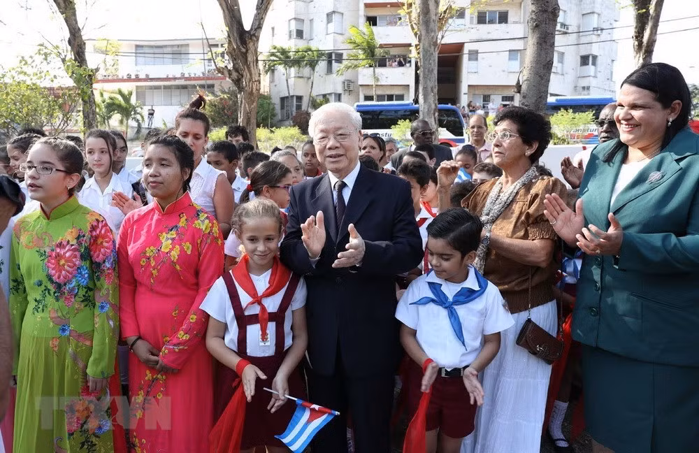 Tổng Bí thư Nguyễn Phú Trọng gặp gỡ nhân dân và học sinh Cuba tại Tượng đài Hồ Chí Minh.