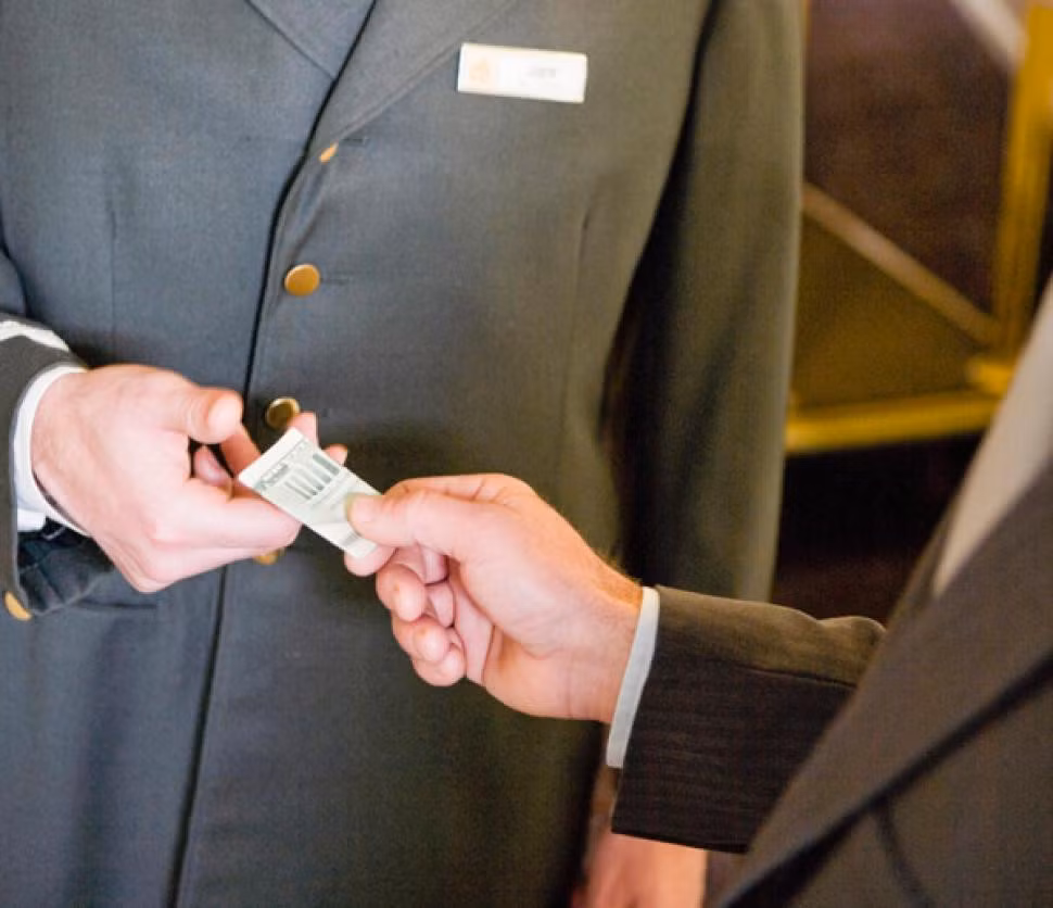 Tiền tip: Ở một số quốc gia, tip cho nhân viên phục vụ được coi là nét văn hóa, phép lịch sự. Tuy thế, điều đó cũng khiến không ít người thấy phiền phức và khó chịu. Ảnh: Gehring Travel.