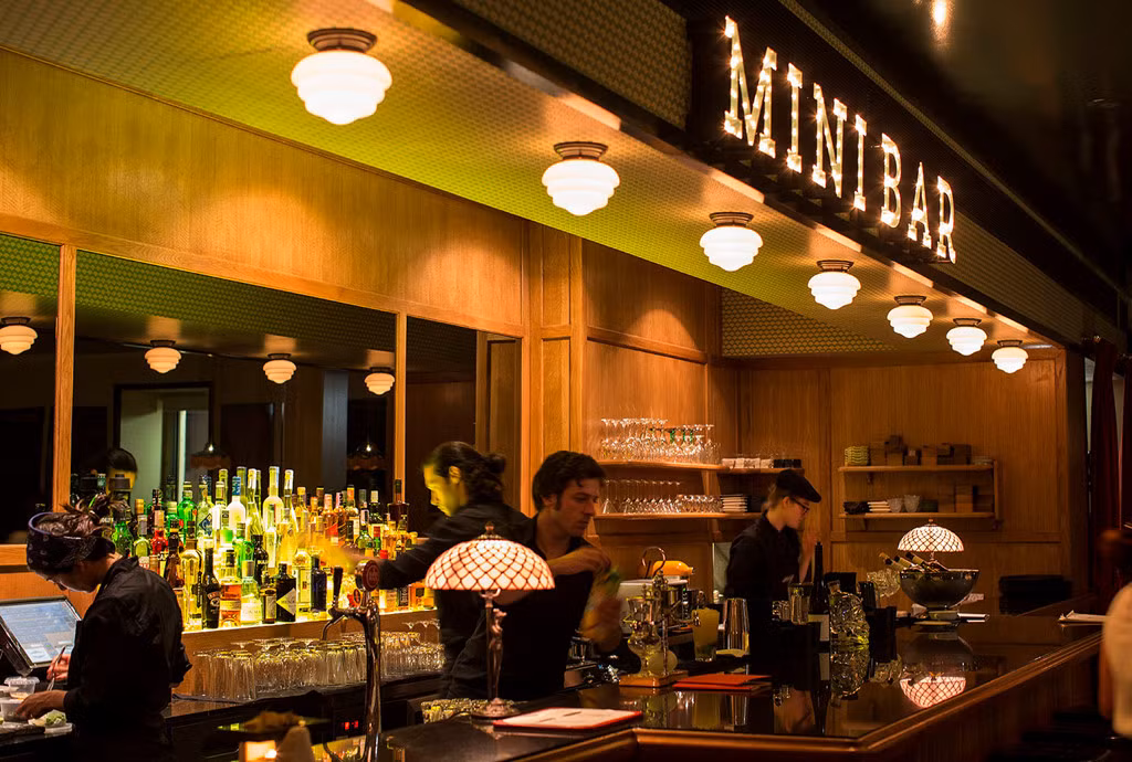 Giá đồ uống đắt: Khi uống rượu ở minibar của khách sạn bạn sẽ phải trả khoảng 13 USD cho một ly scotch whisky, trong khi giá ở bên ngoài chỉ bằng 1/10.Các đồ uống để trong tủ lạnh ở phòng cũng có giá cao hơn bên ngoài nhiều lần. Ảnh: ResDiary. 