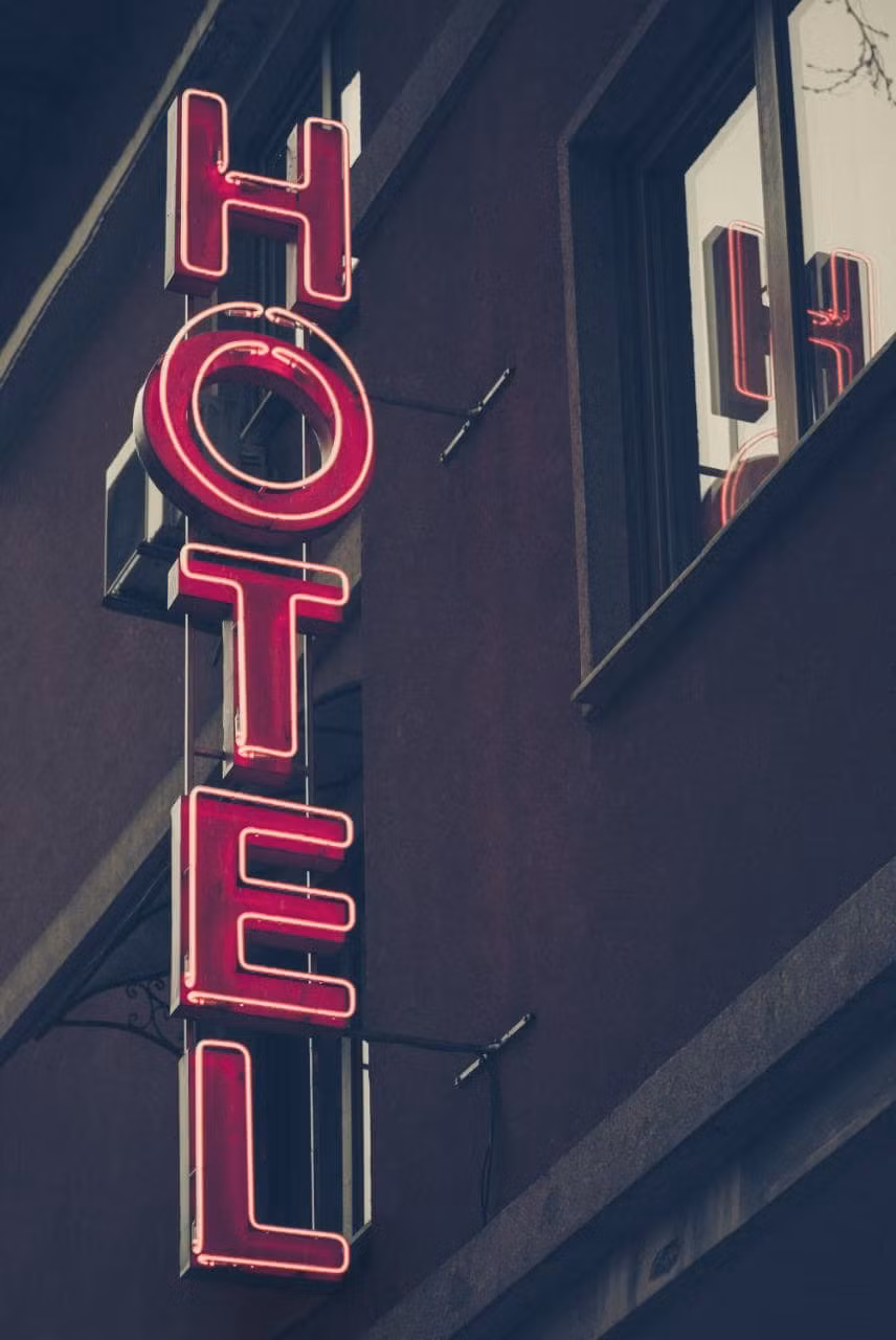 Mặt tiền tồi tàn: Mặt tiền của khách sạn chính là nơi để lại ấn tượng đầu tiên. Du khách sẽ cảm thấy phấn khích và vui vẻ hơn nếu thấy vẻ bề ngoài “long lanh” của khách sạn mình ở. Điều này cũng phản ảnh một phần chất lượng dịch vụ tại đó. Ảnh: Deyan Georgiev. 