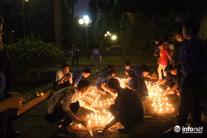 Anh nen lung linh khap nha dai tuong Vo Nguyen Giap trong dem 27/7