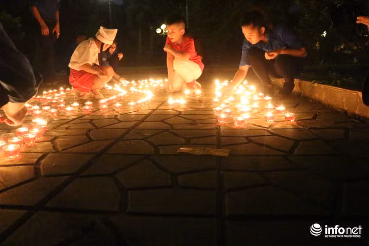 Hàng trăm ngọn nến lung linh của những đoàn viên, thanh niên Hà Nội như thông điệp tri ân các anh hùng, liệt sĩ đã hi sinh cho tự do của tổ quốc. 
