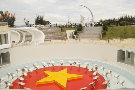 Khu trưng bày nhìn lên phía tượng đài