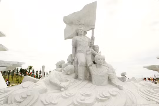 Cận cảnh cụm tượng đài nhìn từ phía trước và sau 