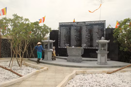 Bia tưởng niệm đang được công nhân chăm chút 