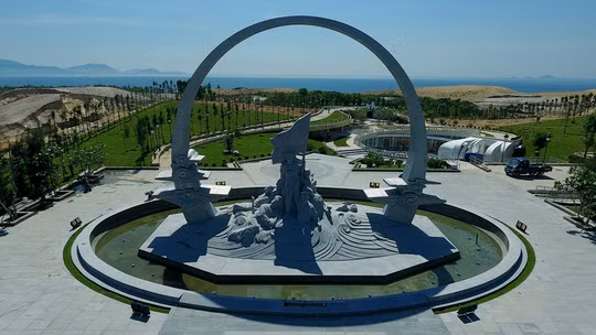 Công trình bắt đầu khởi công từ năm 2015 với diện tích 2,5 ha tại khu vực thôn Thủy Triều, xã Cam Hải Đông, Cam Lâm, Khánh Hòa.