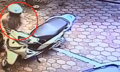 Be khoa "nang" xe may chi trong 3 giay giua pho Thu do